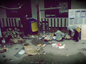 Okeni Pekei memilih2 buku