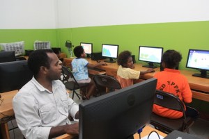 Tommy Tsolme (kiri) mengajari anak-anak belajar komputer di MPCC