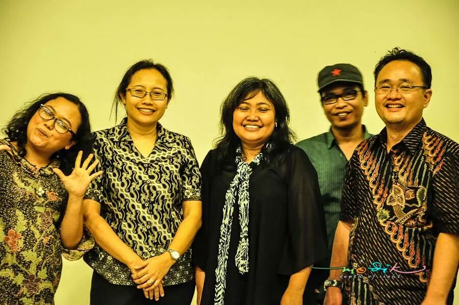 Eri Susanto (paling kanan berkemeja batik) di sebuah acara. Foto: Romo Didik. 