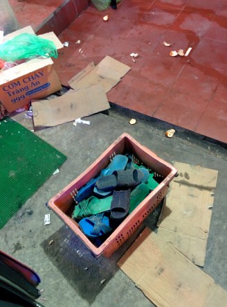 Sandal pinjam untuk turun di tempat peristirahatan